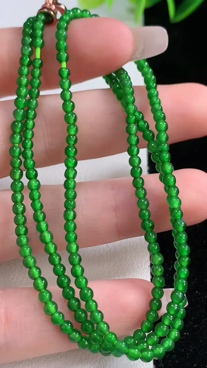 天然A货翡翠小米珠项链，尺寸2.6，重量:7.98g12月22日
工厂直销收藏佳品,种好水足，色泽均匀，有种有色，上手高大气！
