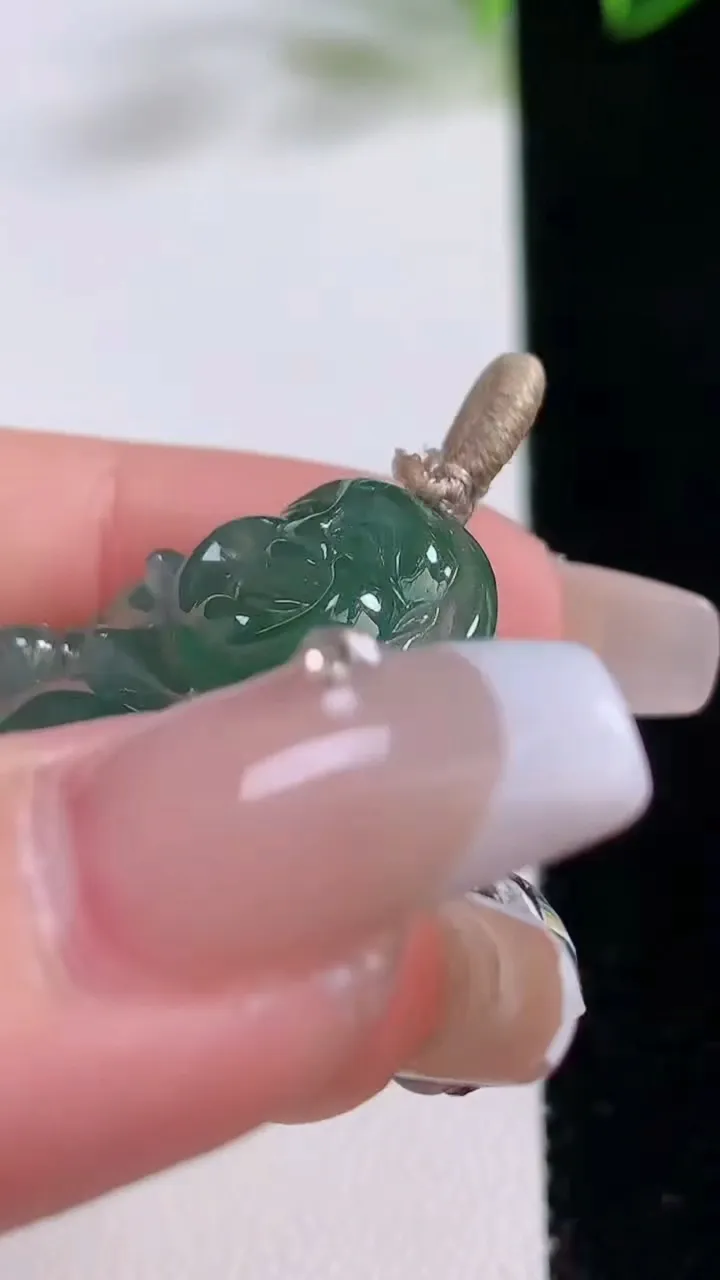 天然A货翡翠佛公吊坠，尺寸29.4-31.6-5.8，重量:8.07g
12月22日