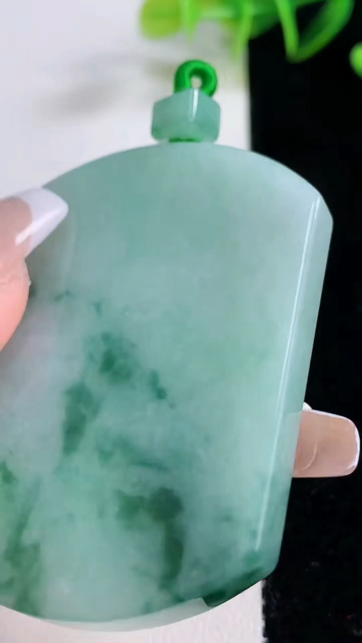 天然A货翡翠飘花无事牌吊坠，尺寸57.2-42.7-6，重量:45.02g
12月22日