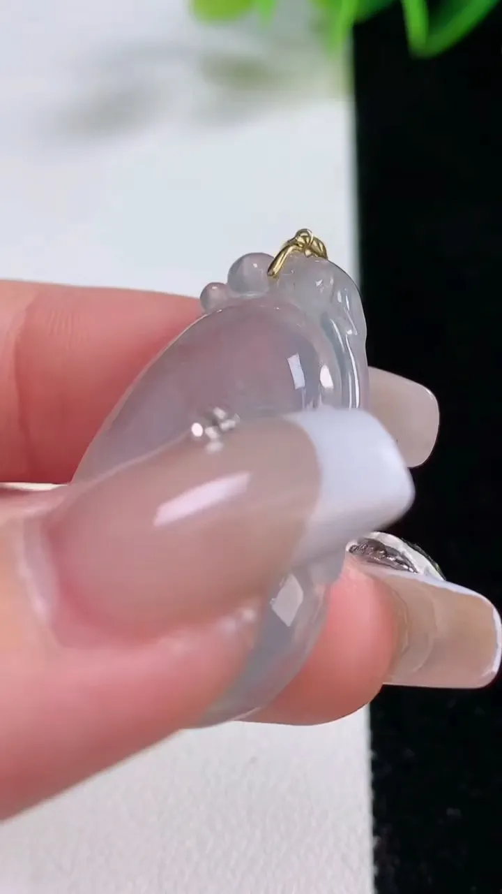 天然A货翡翠种白冰如意吊坠，尺寸33-21.6-4.6，重量:5.89g
12月22日