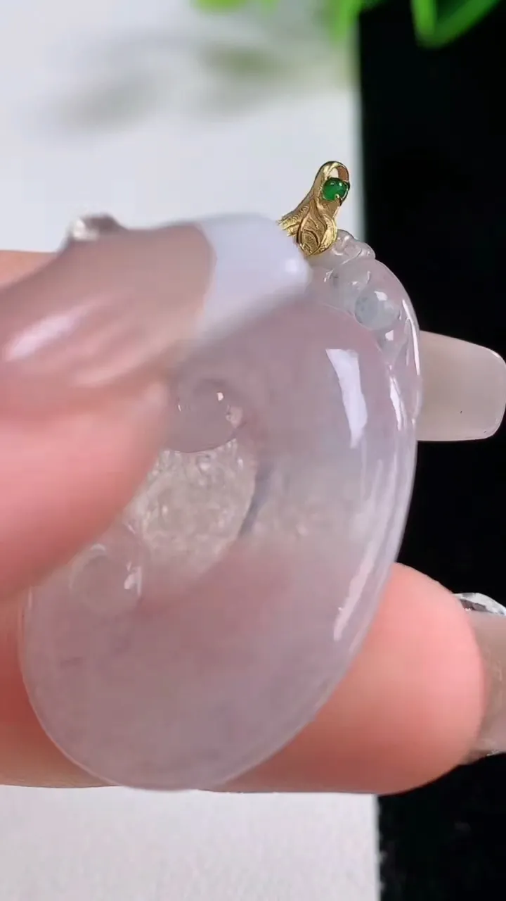 天然A货翡翠种白冰如意吊坠，尺寸35.2-21.6-2.6，重量:4.36g
12月22日