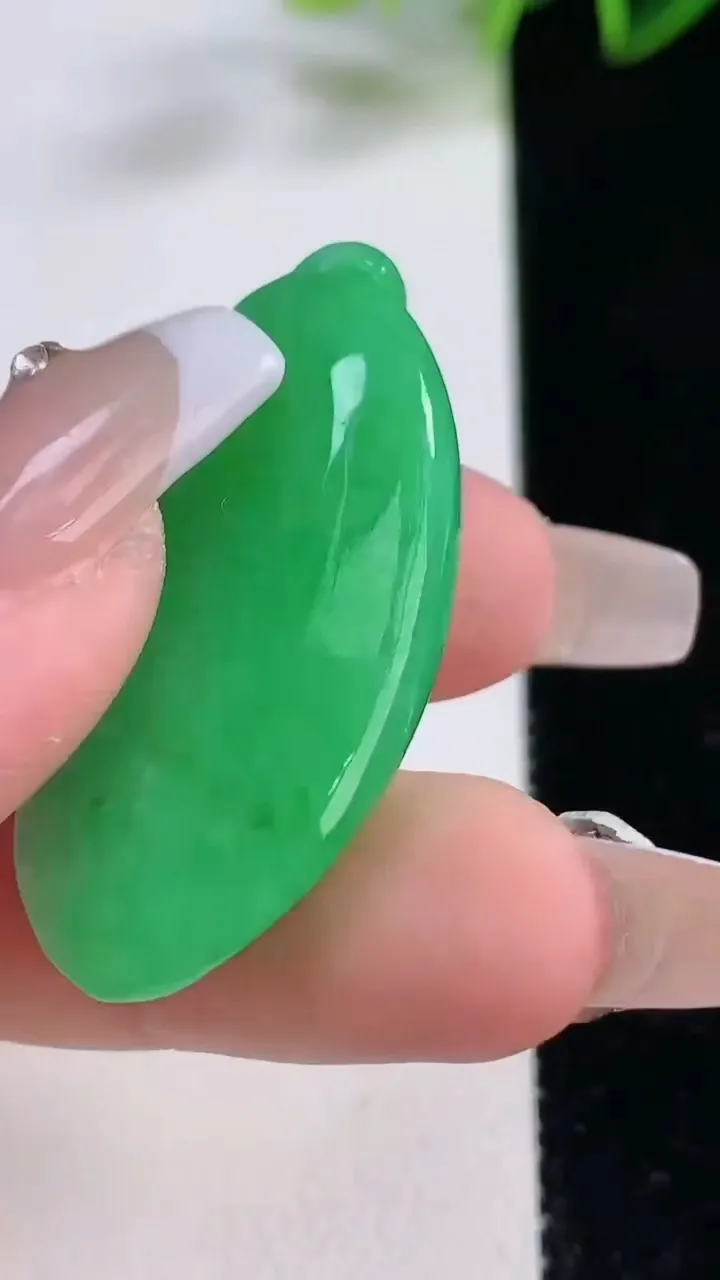 天然A货翡翠福瓜吊坠，尺寸38.5-18-11.2，重量:13.59g
12月22日