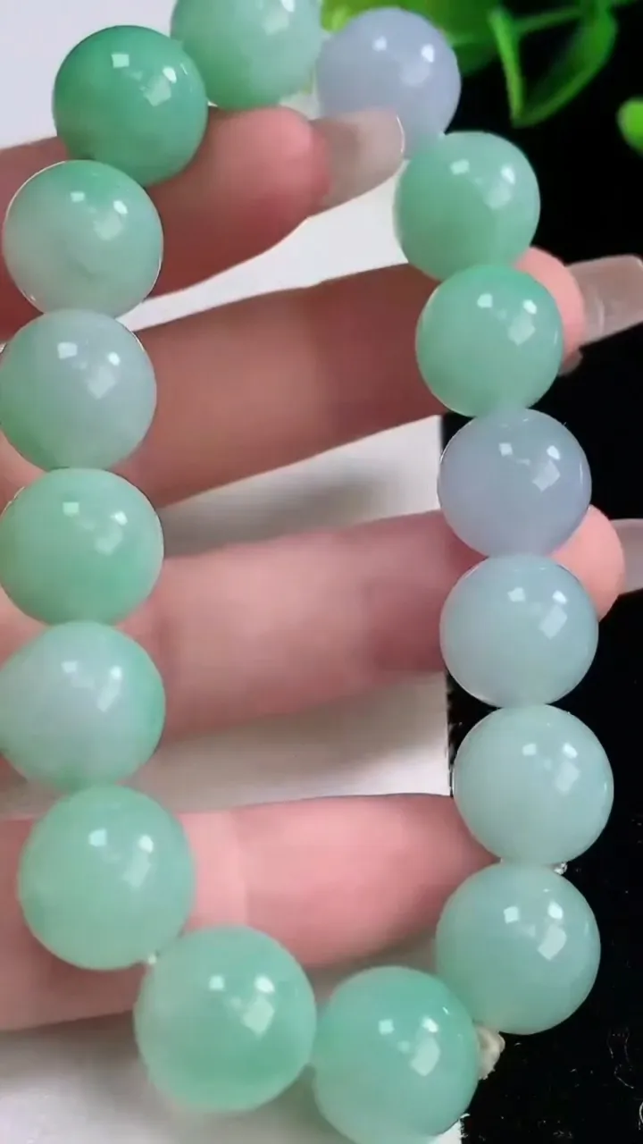 天然A货翡翠圆珠手串，尺寸12.5-16颗，重量:55.90g12月22日
工厂直销收藏佳品,种好水足，色泽均匀，有种有色，上手高大气！