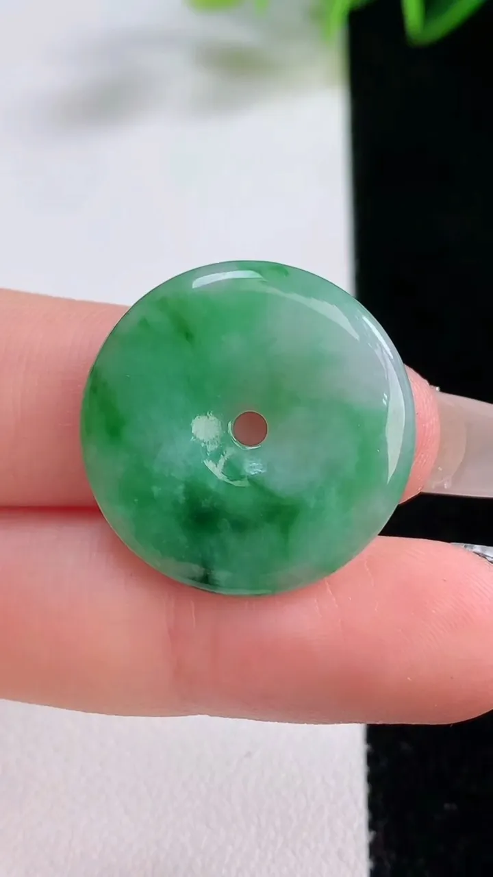 天然A货翡翠平安扣吊坠，尺寸23.6-3.2，重量:4.50g
12月22日