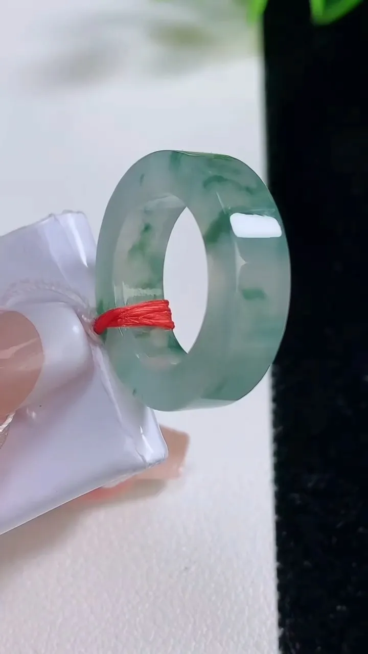 天然A货翡翠冰种飘花方形指环戒指，尺寸16.2-6-3.9，重量:6.39g2025年12月22日
工厂直销收藏佳品,种好水足，色泽均匀，有种有色，上手高大气！