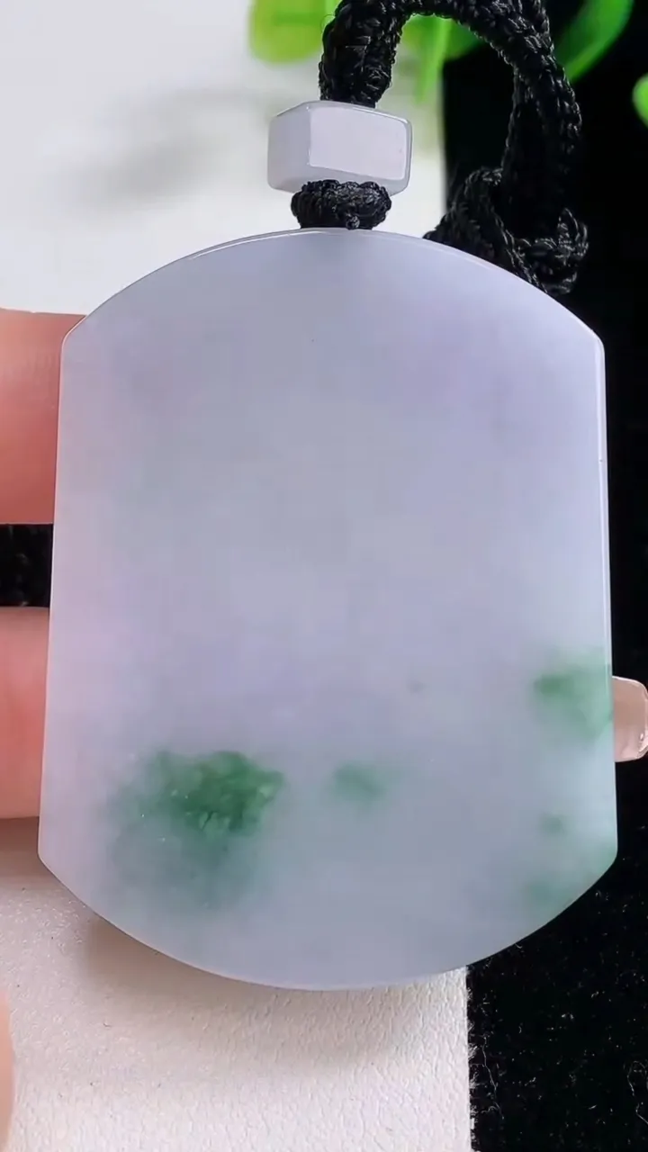 天然A货翡翠紫罗兰飘花无事牌吊坠，尺寸53.6-41-5.8，重量:41.37g
12月22日