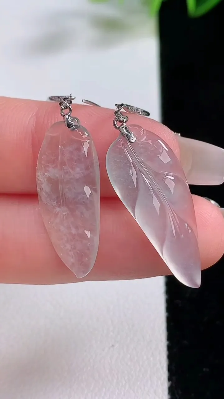 天然A货翡翠种白冰金枝玉叶 叶子耳坠，尺寸28.4-10.8-3.5，重量:3.33g'
12月22日