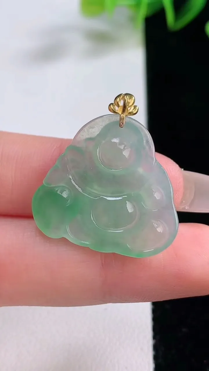 天然A货翡翠布袋佛吊坠，尺寸23.5-25.6-3.3，重量:3.42g
12月22日
