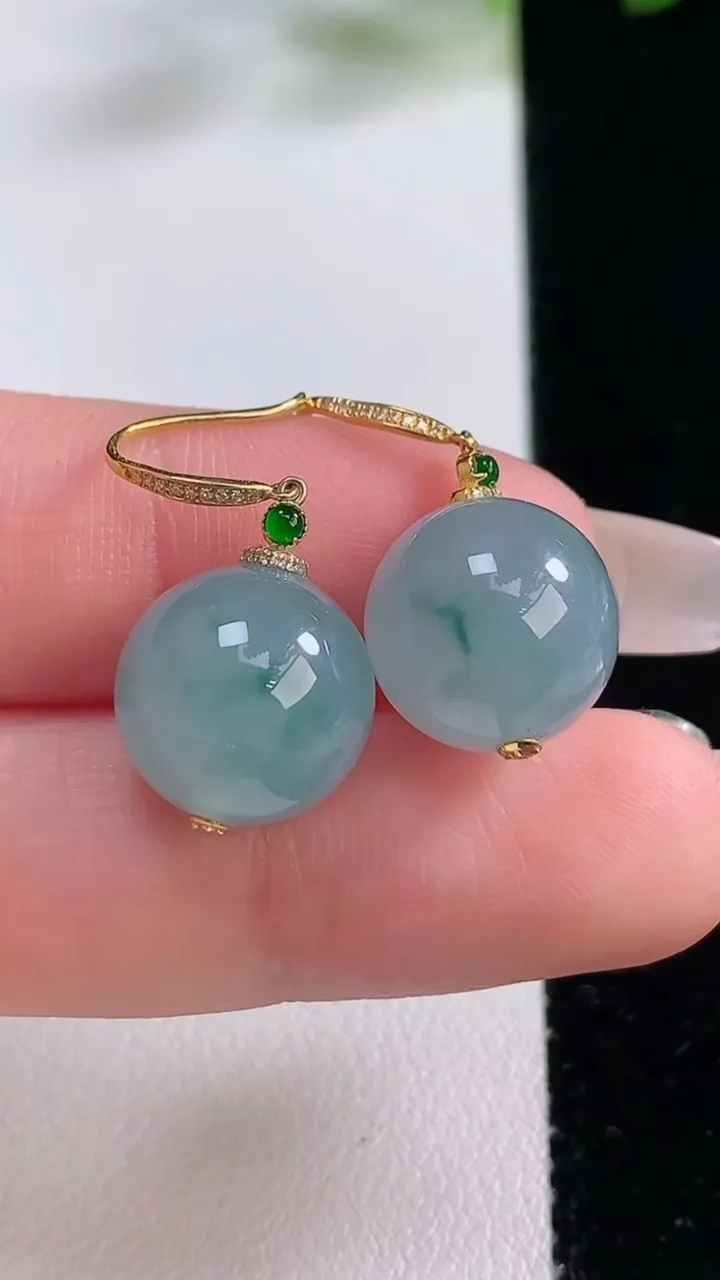 天然A货翡翠种飘花圆珠耳坠，尺寸12.2，重量:8.89g12月22日
工厂直销收藏佳品,种好水足，色泽均匀，有种有色，上手高大气！