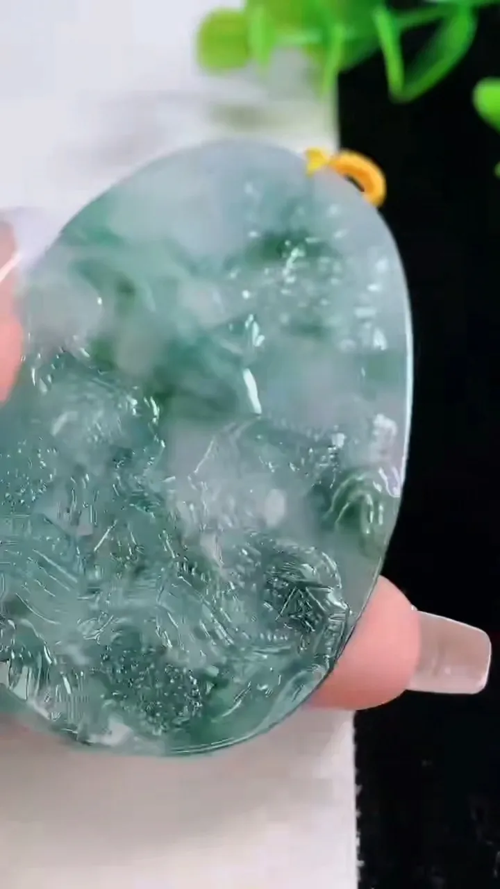 天然A货翡翠牌吊坠，尺寸69.7-44.8-4，重量:25.78g
12月22日