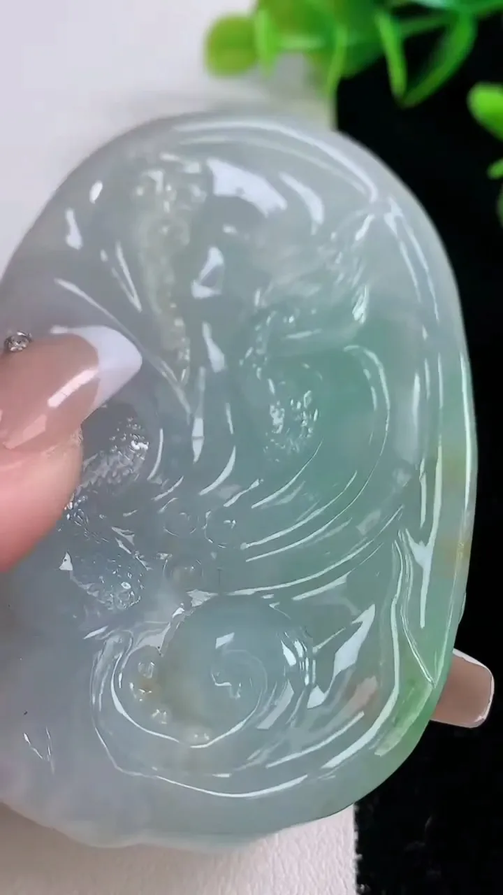 天然A货翡翠御龙大势至菩萨吊坠，尺寸74-50-14，重:72.50g
12月22日