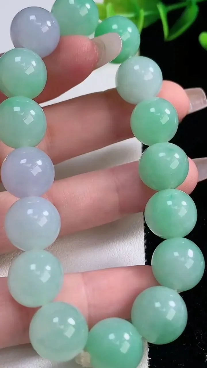 天然A货翡翠圆珠手串，尺寸12.5-16颗，重量:55.90g12月22日
工厂直销收藏佳品,种好水足，色泽均匀，有种有色，上手高大气！