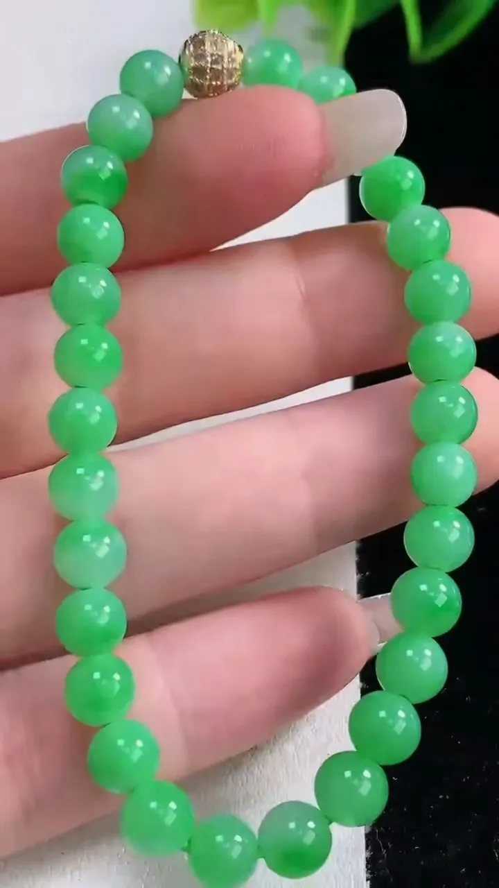 天然A货翡翠圆珠手串，尺寸6-29颗，重量:11.76g12月22日
工厂直销收藏佳品,种好水足，色泽均匀，有种有色，上手高大气！