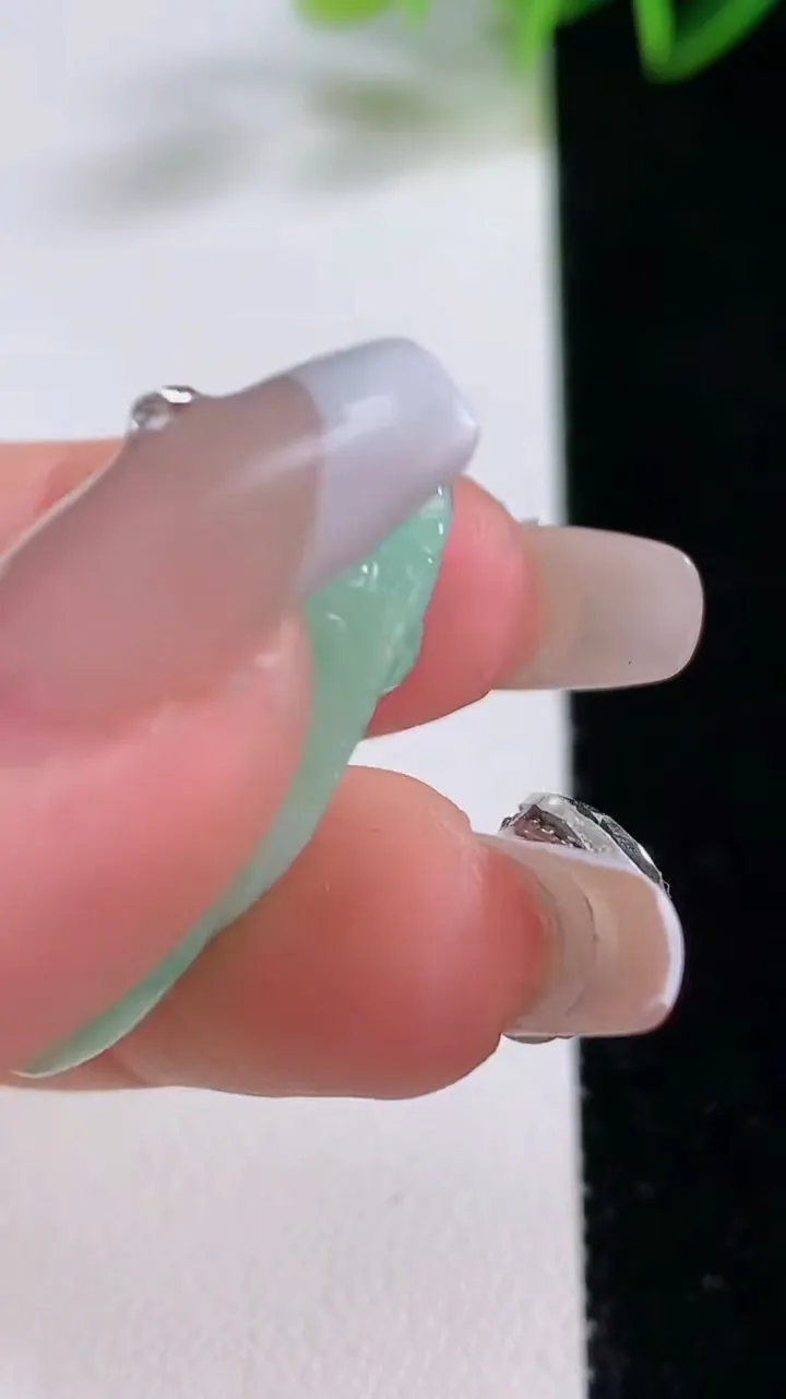 天然A货翡翠寿桃吊坠，尺寸32-21-9，重量:10.00g
12月22日