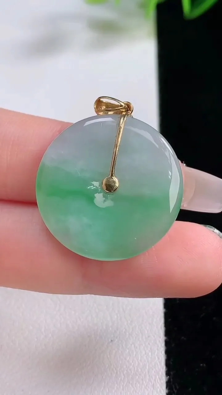 天然A货翡翠平安扣吊坠，尺寸24.5-3.2，重量:5.17g
12月22日