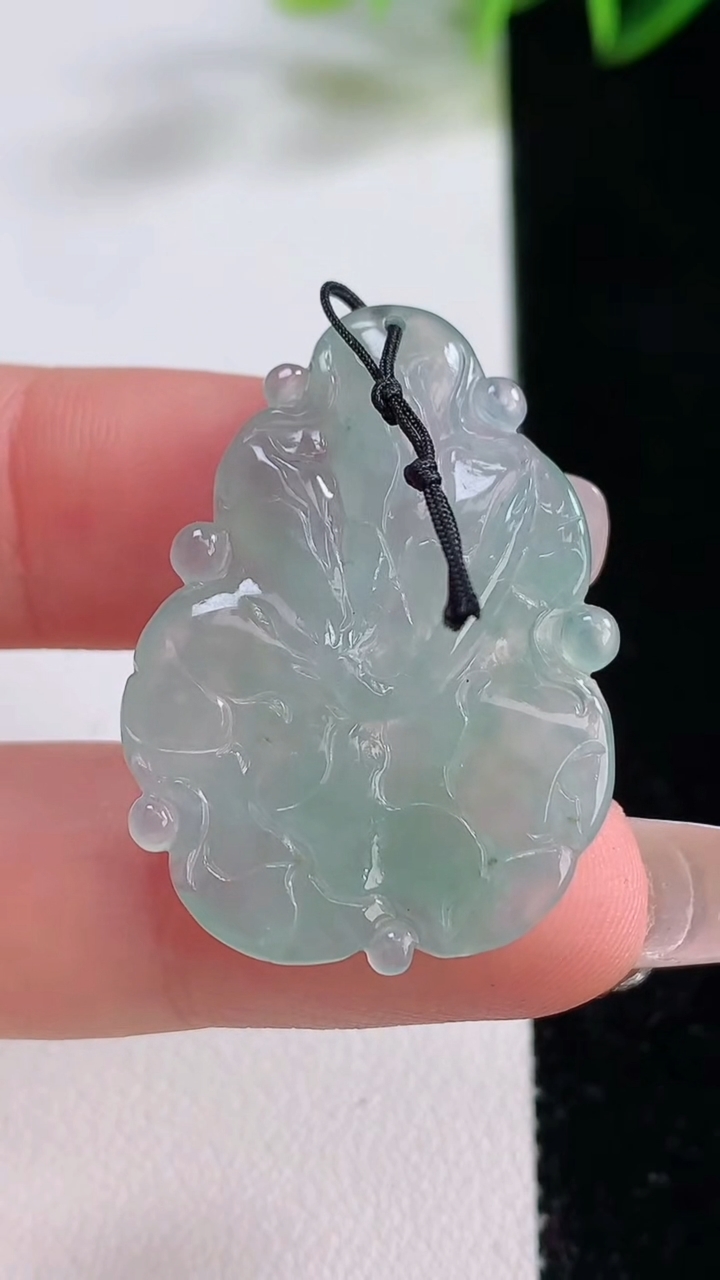 天然A货翡翠年年有余吊坠，尺寸33.6-23.2-4.3，重量:5.45g
12月22日