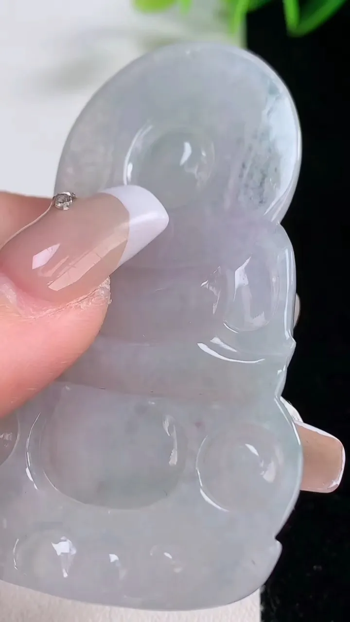 天然A货翡翠观音菩萨吊坠，尺寸64.2-40-5.3，重量:25.92g
12月22日