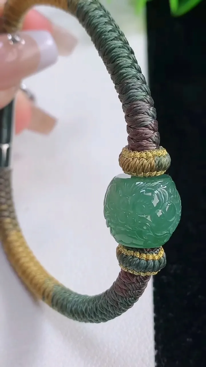 天然A货翡翠雕花路路通手绳，尺寸13.3-11，重量:11.09g
12月22日