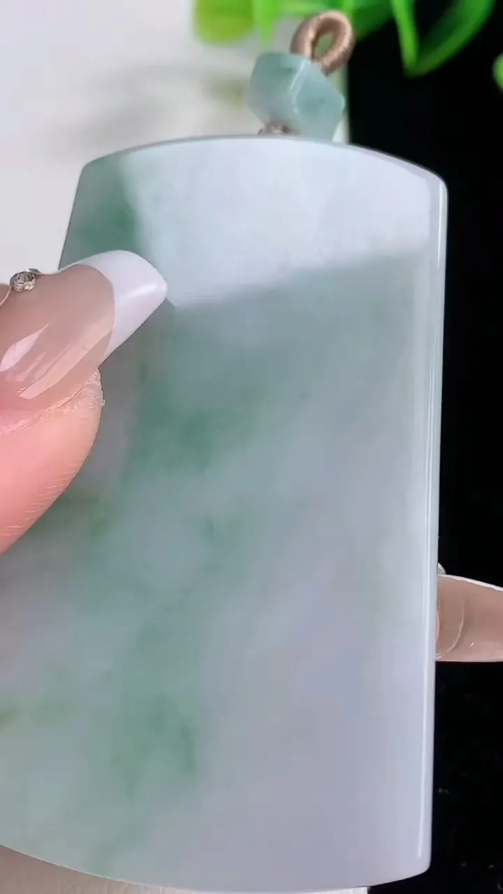 天然A货翡翠飘花无事牌吊坠，尺寸64-37.5-5.6，重量:41.92g
12月22日