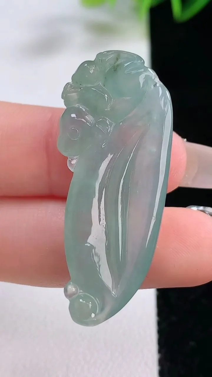 天然A货翡翠福瓜吊坠，尺寸42.2-17.5-5，重量:6.21g
12月22日