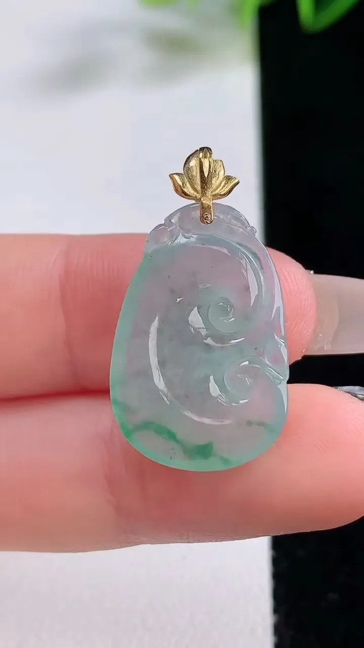 天然A货翡翠种飘花如意吊坠，尺寸22.5-15.6-3.9，重量:2.33g
12月22日