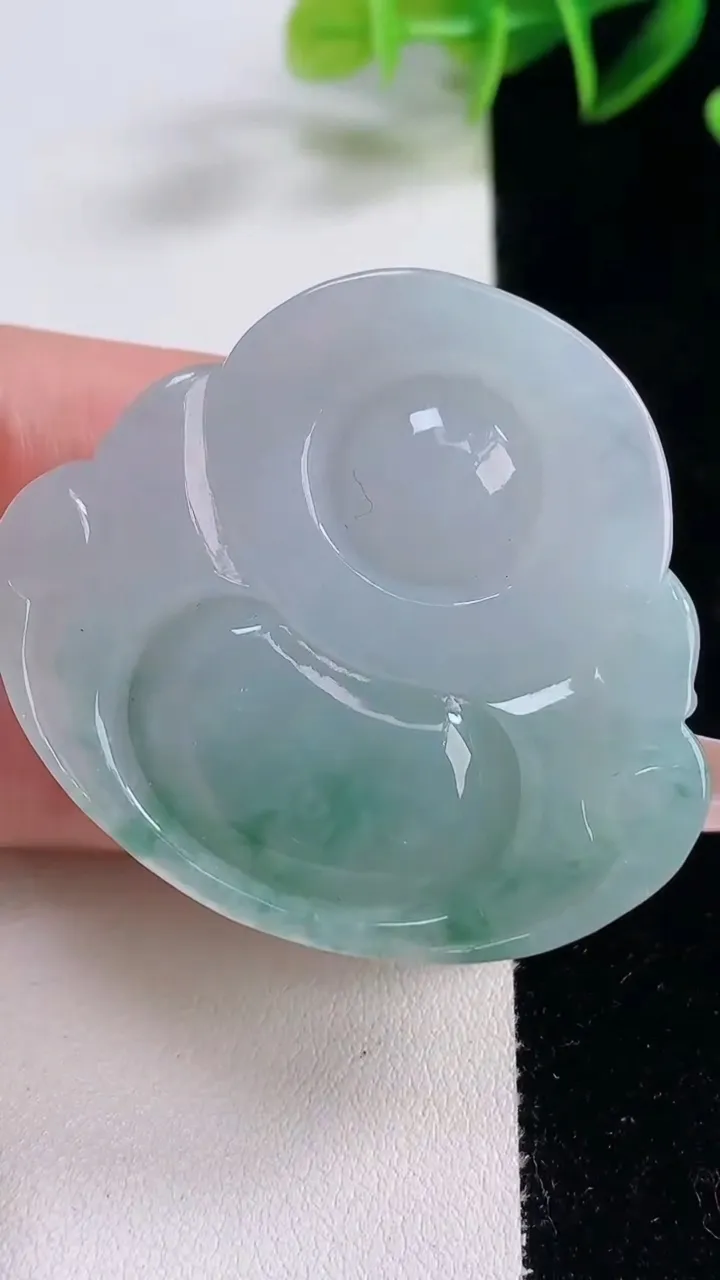 天然A货翡翠冰种飘花佛公吊坠，尺寸43.6-48.7-12.7，重量:40.50g
12月22日