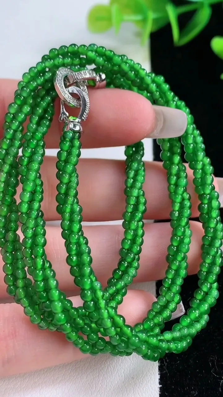 天然A货翡翠小米珠三排项链，尺寸2.4，重量:16.36g12月22日
工厂直销收藏佳品,种好水足，色泽均匀，有种有色，上手高大气！