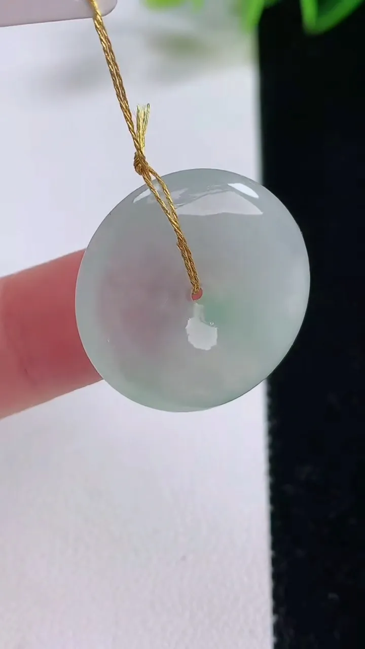 天然A货翡翠冰种飘花平安扣吊坠，尺寸22.8-4.8，重量:6.40g
12月22日