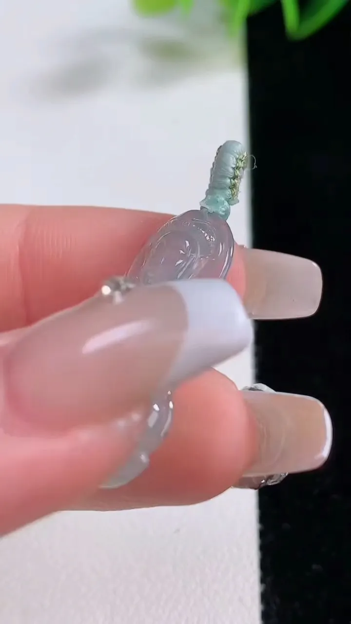 天然A货翡翠观音菩萨吊坠，尺寸29-17.7-2.9，重量:2.66g
12月22日