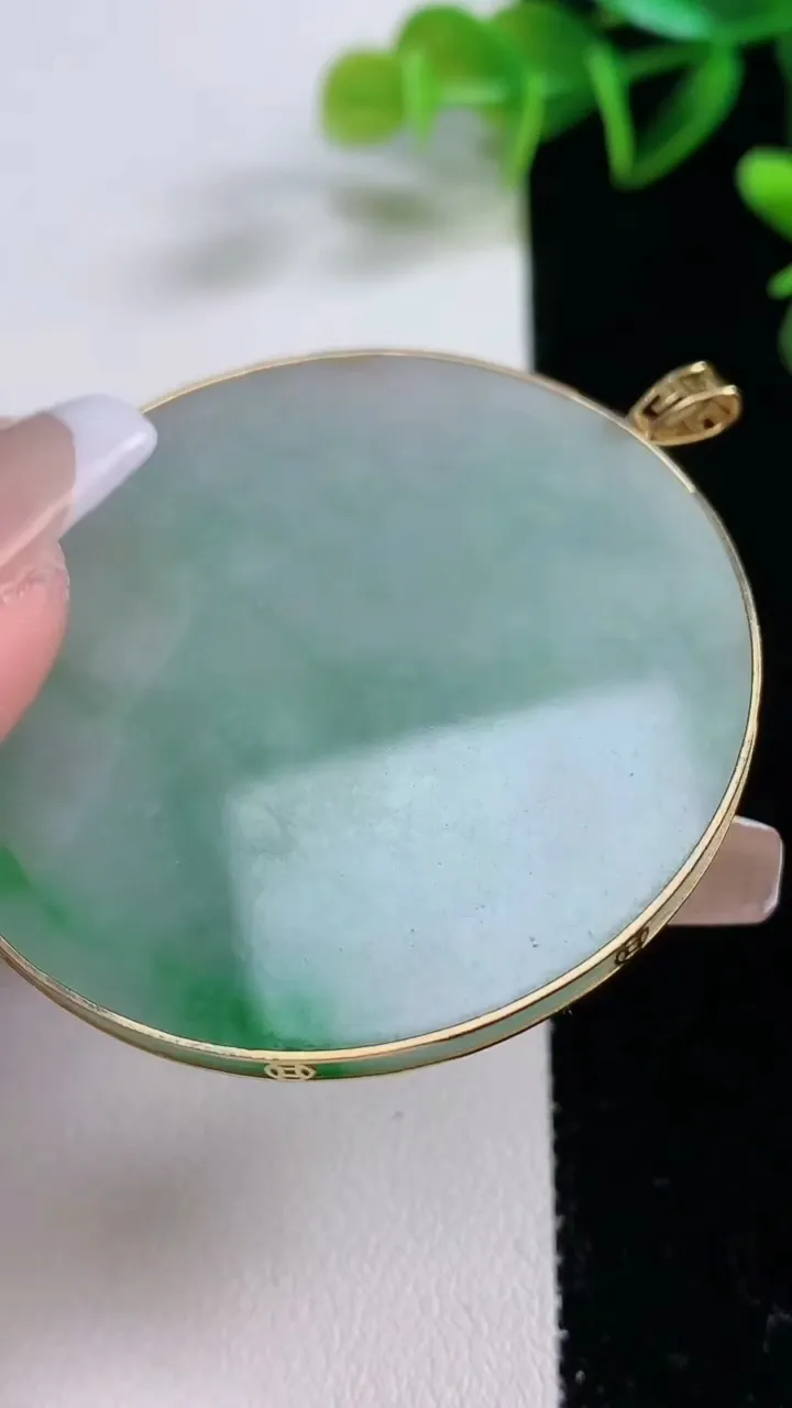 天然A货翡翠无事牌吊坠，尺寸48-2.7，重量:18.09g
12月22日