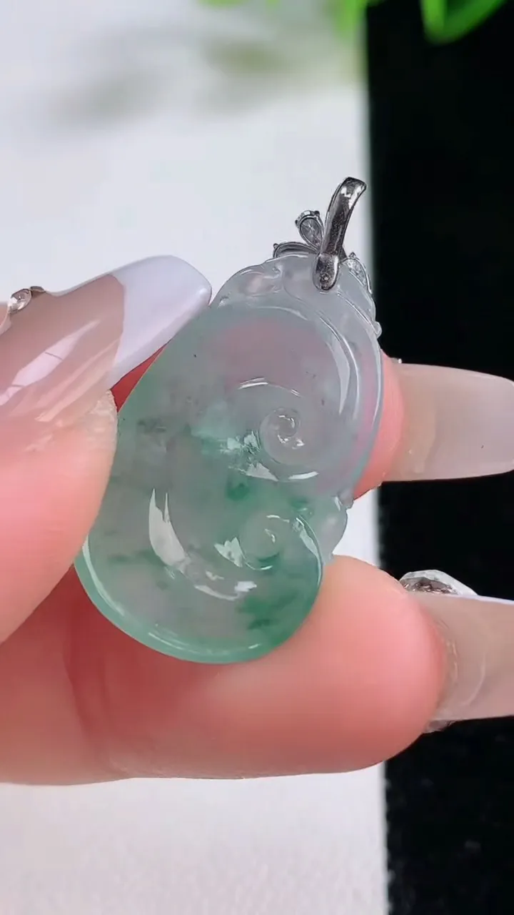 天然A货翡翠种飘花如意吊坠，尺寸25.7-15.8-3.6，重量:2.88g
12月22日