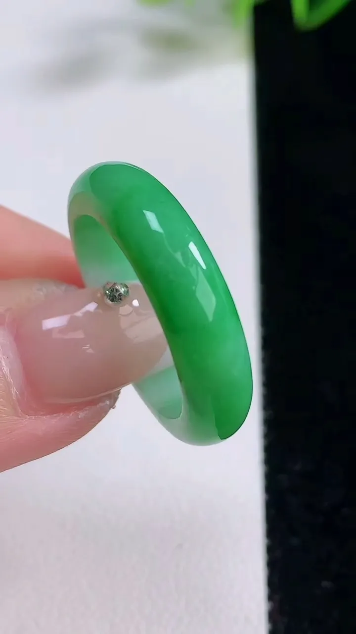 天然A货翡翠指环戒指，尺寸20.3-6-3.8，重量:5.23g2025年12月22日
工厂直销收藏佳品,种好水足，色泽均匀，有种有色，上手高大气！