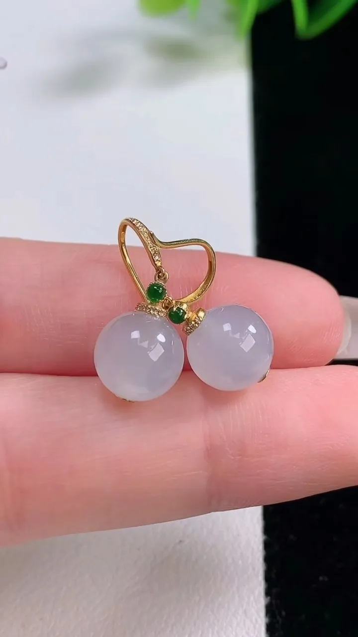 天然A货翡翠种白冰圆珠耳坠，尺寸9，重量:5.24g12月22日
工厂直销收藏佳品,种好水足，色泽均匀，有种有色，上手高大气！