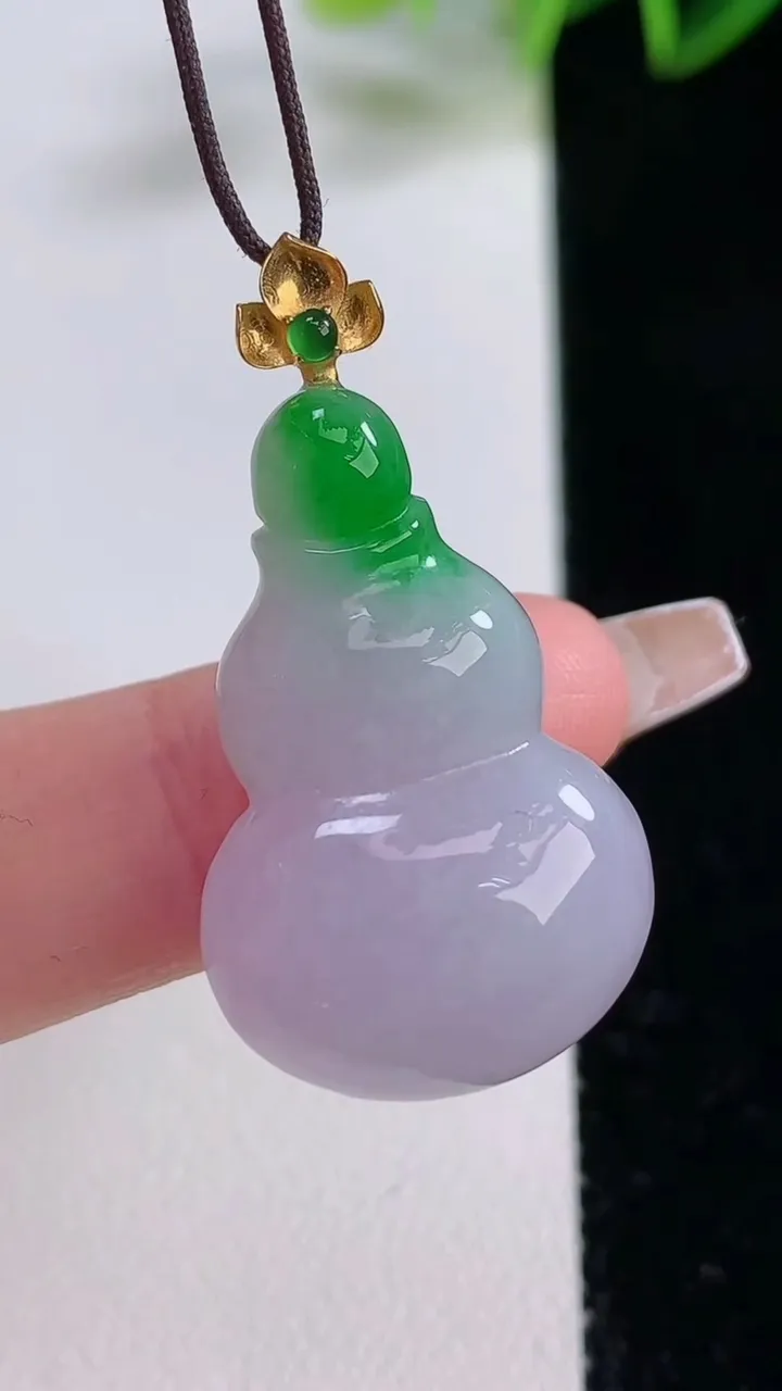 天然A货翡翠18K金春带彩紫罗兰葫芦吊坠，尺寸29.7-19.3-10.7，重量:9.37g
12月22日