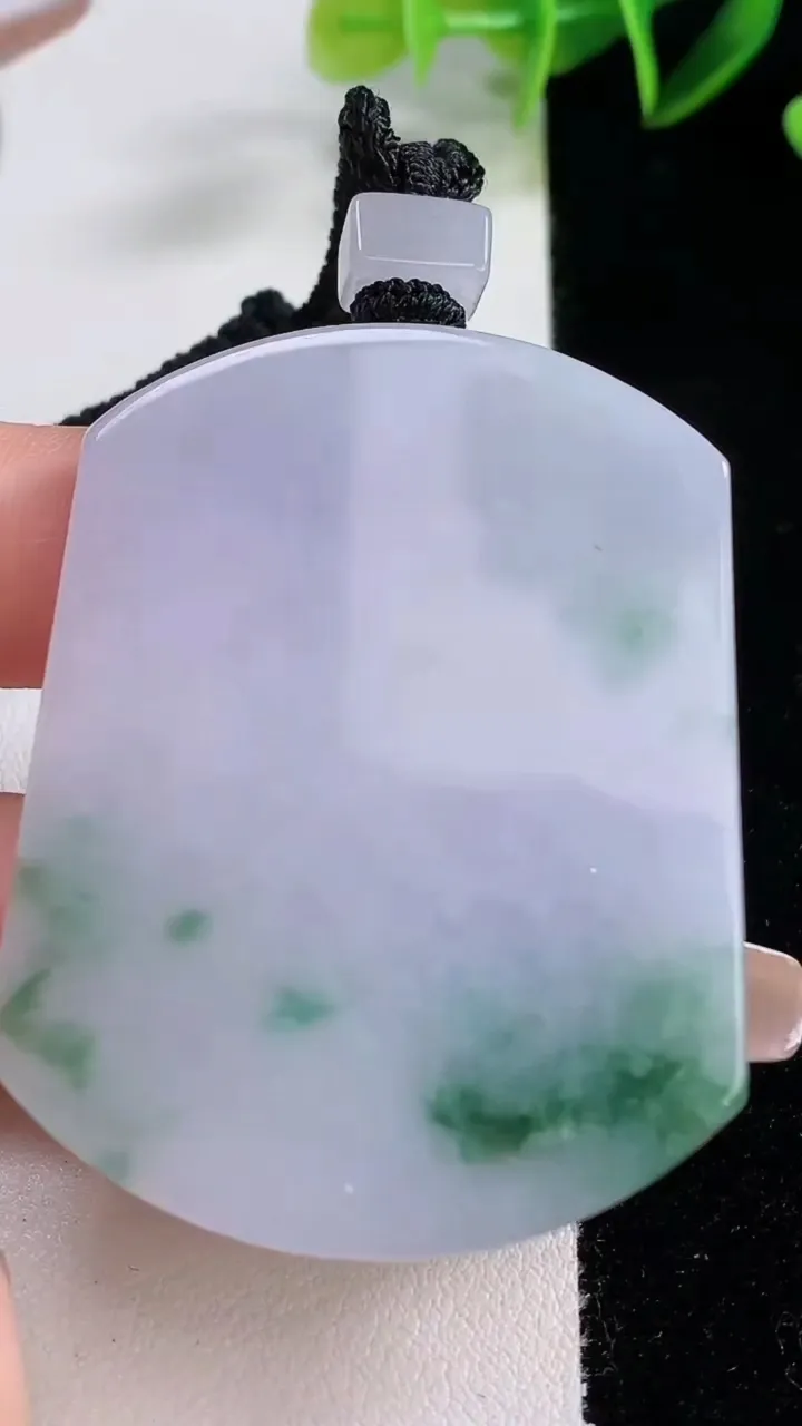 天然A货翡翠紫罗兰飘花无事牌吊坠，尺寸53.6-41-5.8，重量:41.37g
12月22日