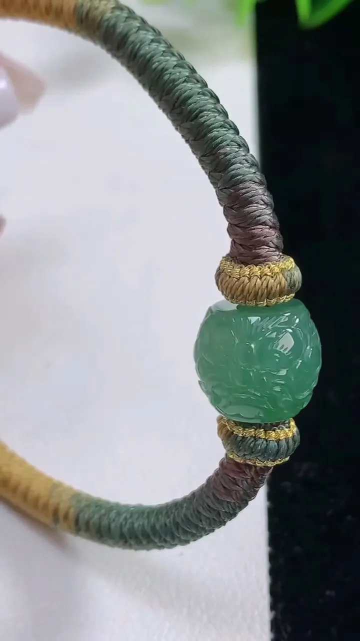 天然A货翡翠雕花路路通手绳，尺寸13.3-11，重量:11.09g
12月22日