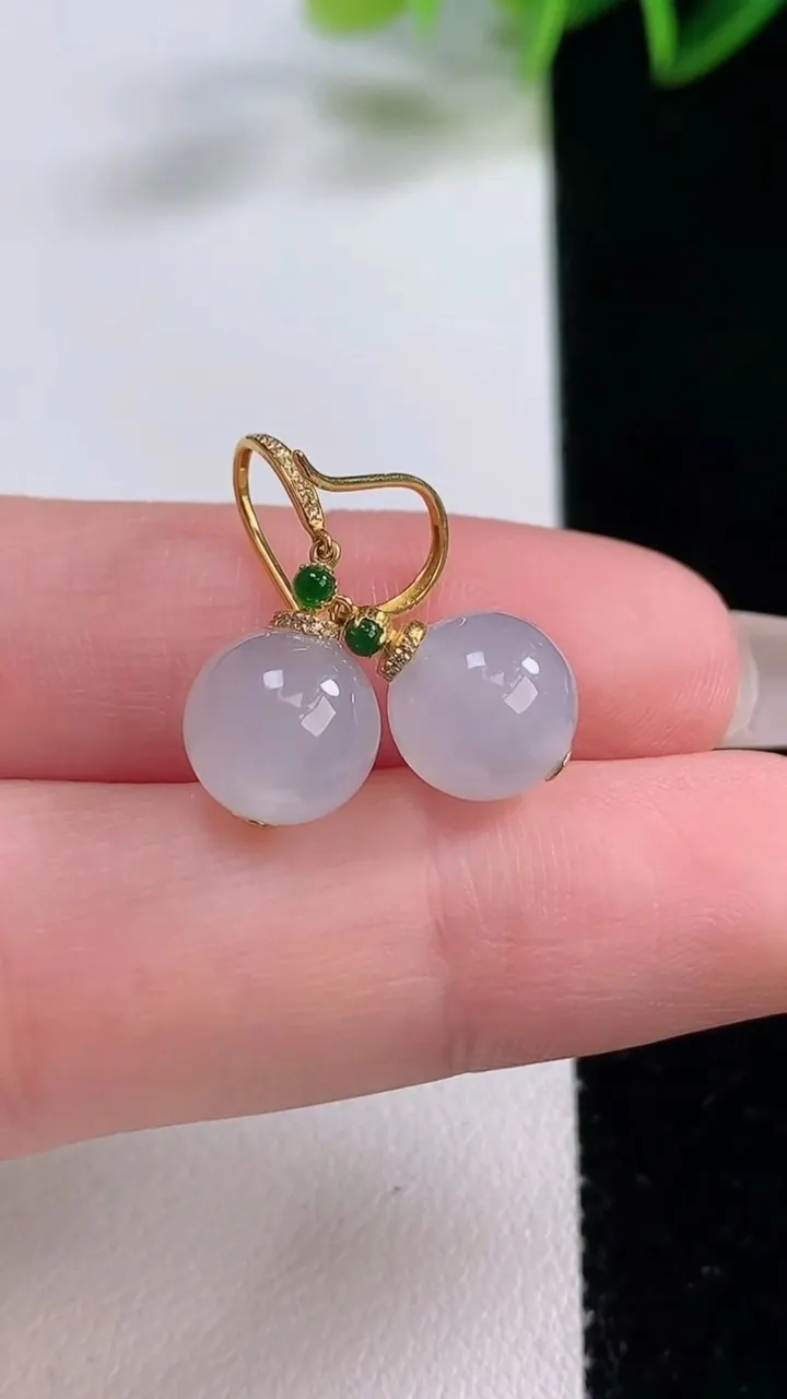 天然A货翡翠种白冰圆珠耳坠，尺寸9，重量:5.24g12月22日
工厂直销收藏佳品,种好水足，色泽均匀，有种有色，上手高大气！