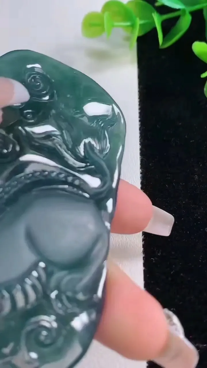 天然A货翡翠文殊菩萨吊坠，尺寸78-49.6-9.4，重量:59.52g
12月22日