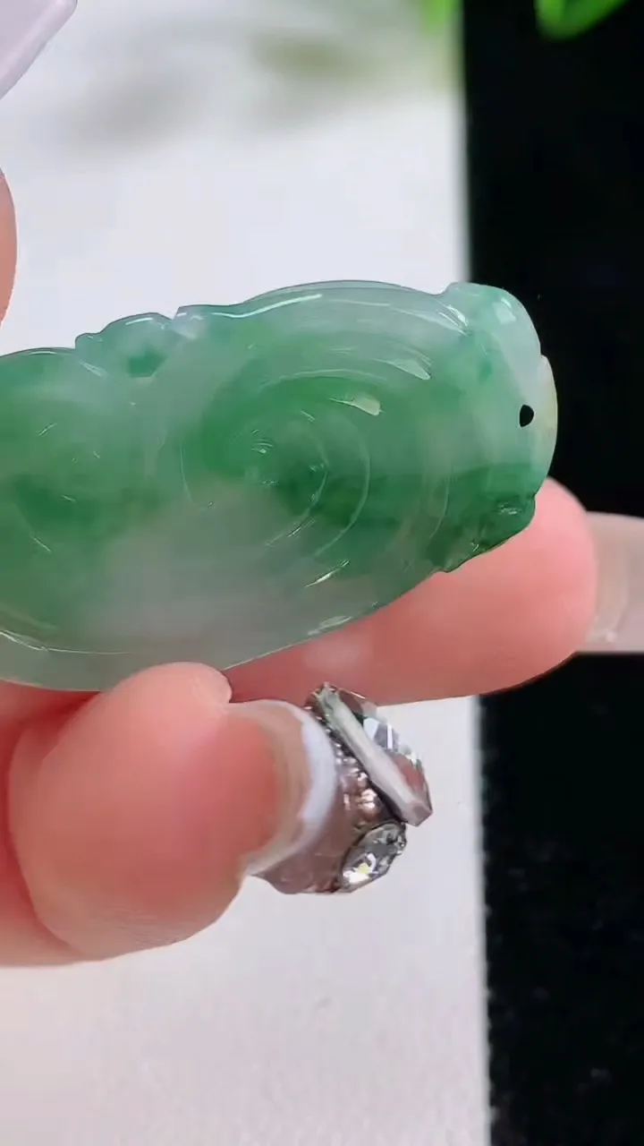 天然A货翡翠如意吊坠，尺寸33.6-19.5-4.3，重量:5.57g
12月22日