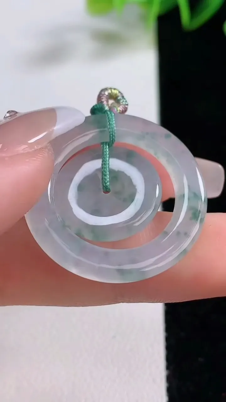 天然A货翡翠冰种飘花母子平安扣吊坠，尺寸28.4-3，重量:5.22g
12月22日