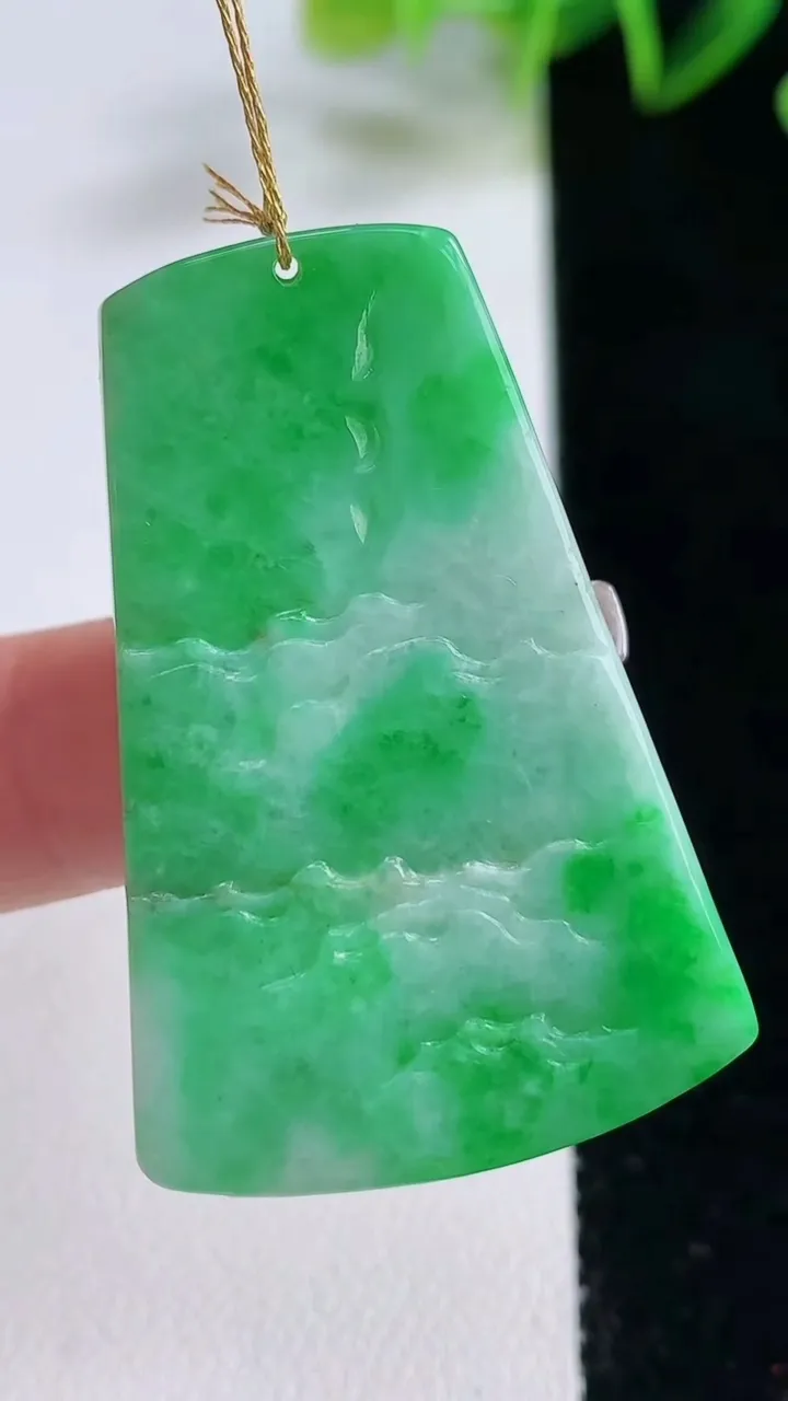 天然A货翡翠山水牌吊坠，尺寸42-28.2-5.8，重量:14.90g
12月22日