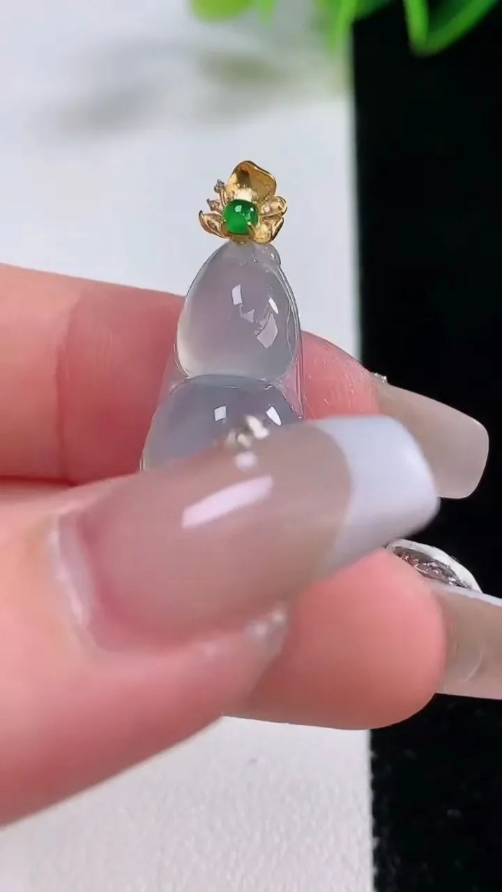 天然A货翡翠福豆吊坠，尺寸33.7-12.3-5.6，重量:3.74g
12月22日