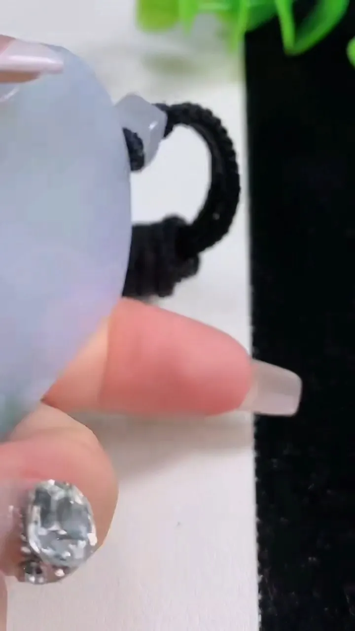 天然A货翡翠紫罗兰飘花无事牌吊坠，尺寸53.6-41-5.8，重量:41.37g
12月22日