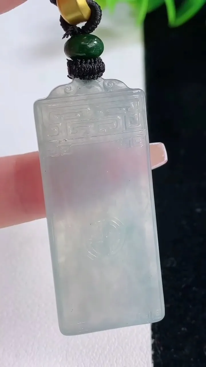 天然A货翡翠仿古无事牌吊坠，尺寸46.2-20-5，重量:18.82g
12月22日