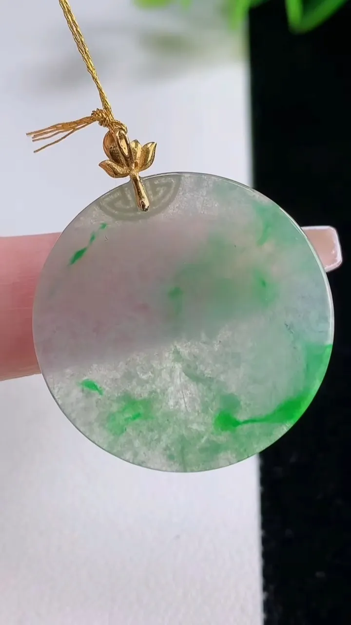 天然A货翡翠无事牌吊坠，尺寸27.6-1.5，重量:3.91g
12月22日