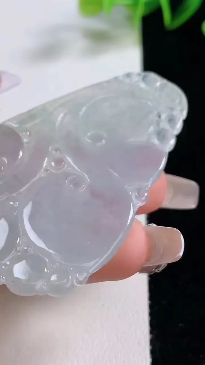 天然A货翡翠如意吊坠，尺寸60.7-37-6，重量:20.72g
12月22日