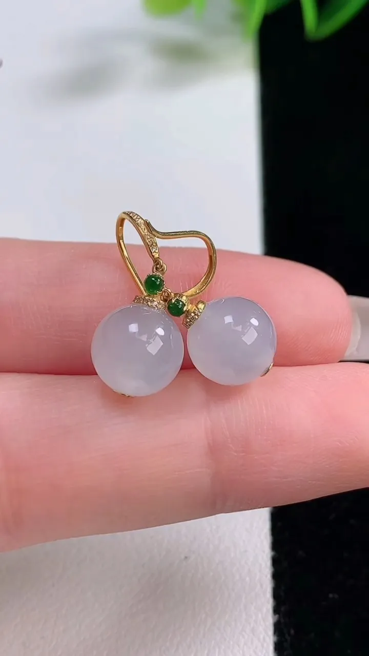 天然A货翡翠种白冰圆珠耳坠，尺寸9，重量:5.24g12月22日
工厂直销收藏佳品,种好水足，色泽均匀，有种有色，上手高大气！