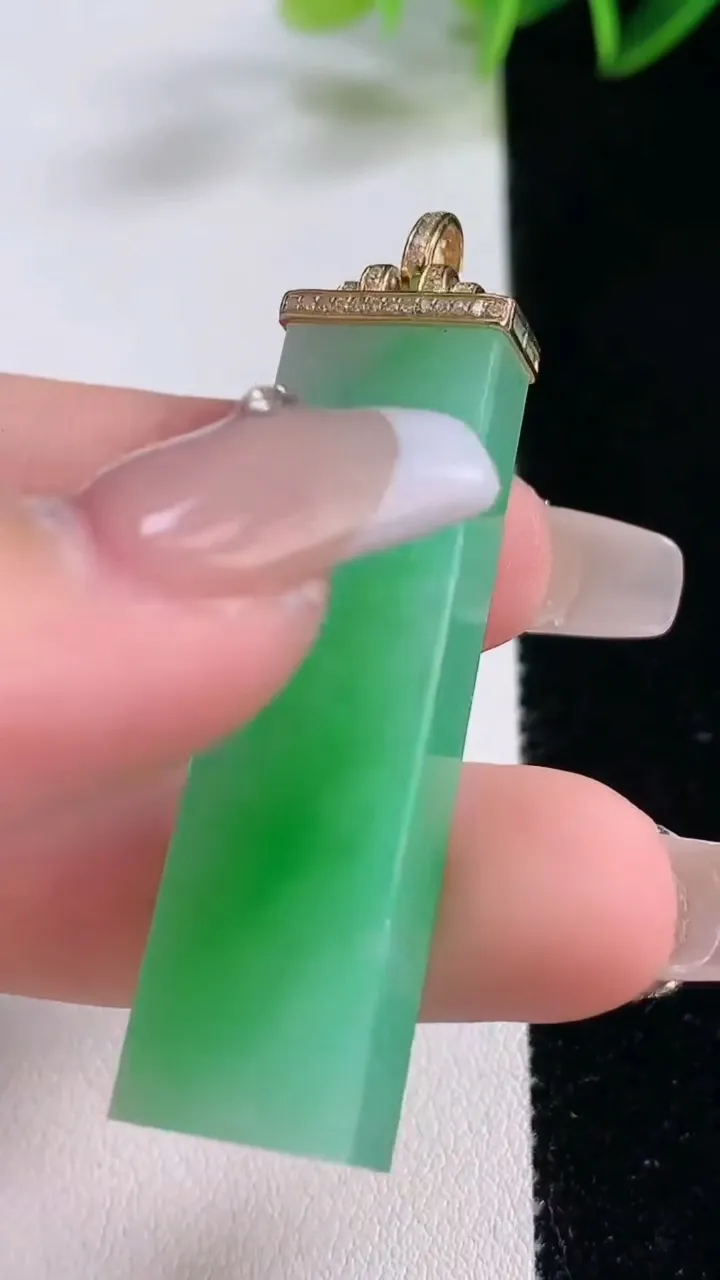 天然A货翡翠无事牌吊坠，尺寸45-12.4-6.9，重量:13.43g
12月22日