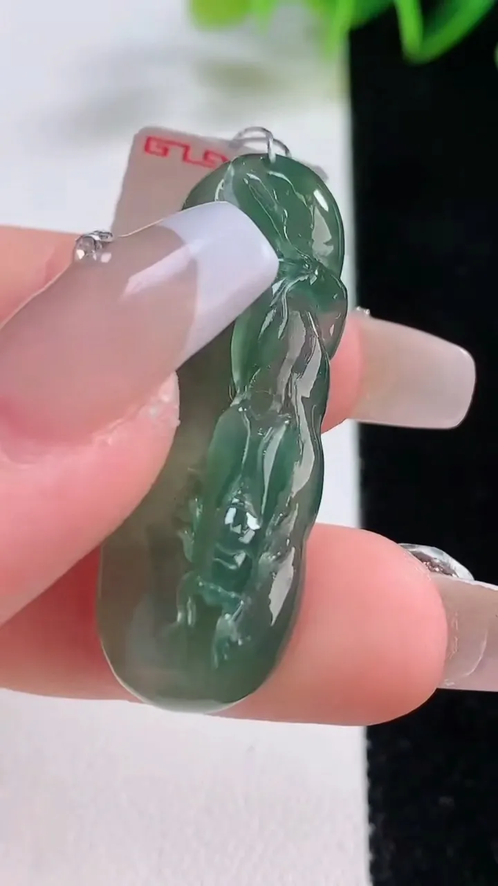 天然A货翡翠一鸣惊人吊坠，尺寸38-14.2-7.3，重量:7.02g
12月22日