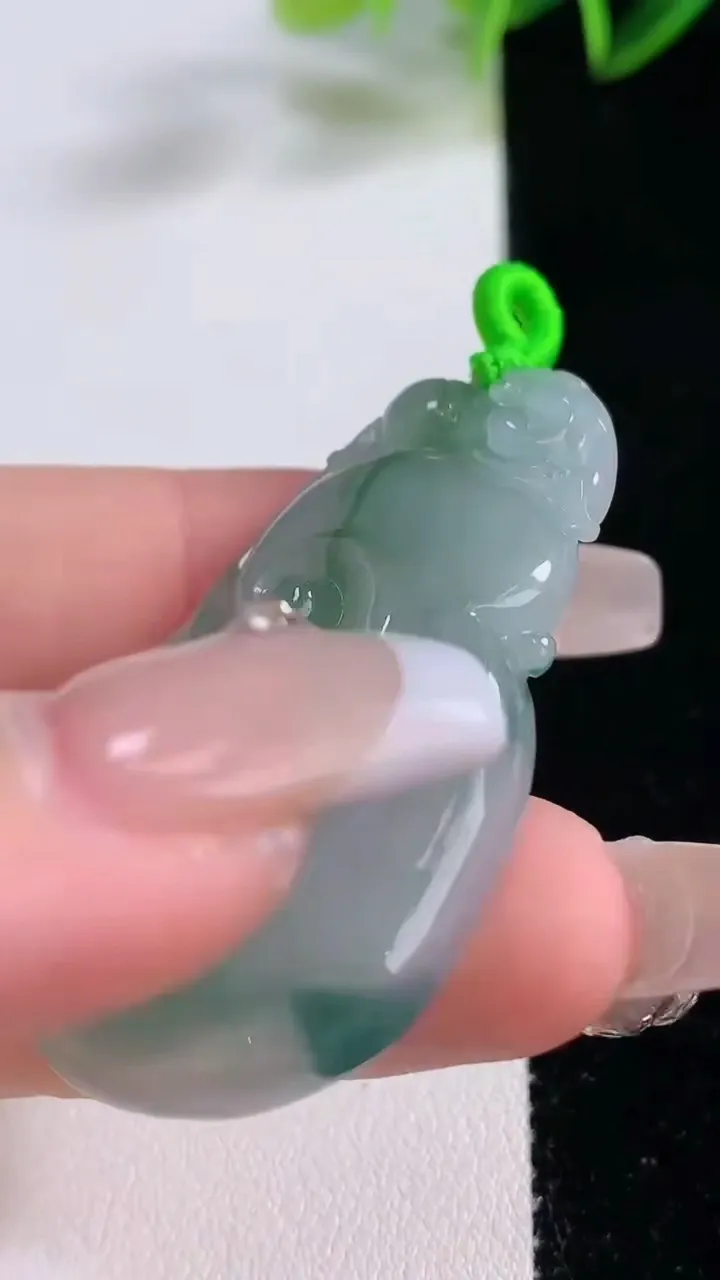 天然A货翡翠冰种飘花如意吊坠，尺寸47.5-29-6.6，重量:16.62g
12月22日